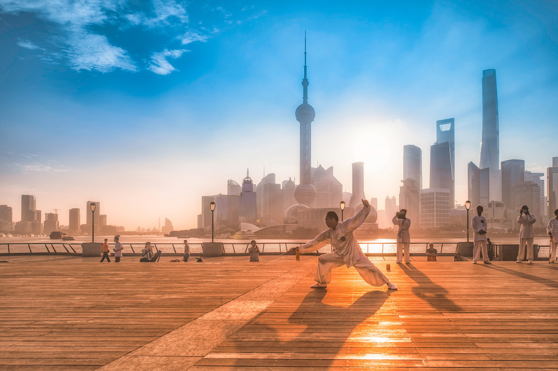 攝圖網_500717966_banner_上海外灘晨練的老者（企業商用）.jpg